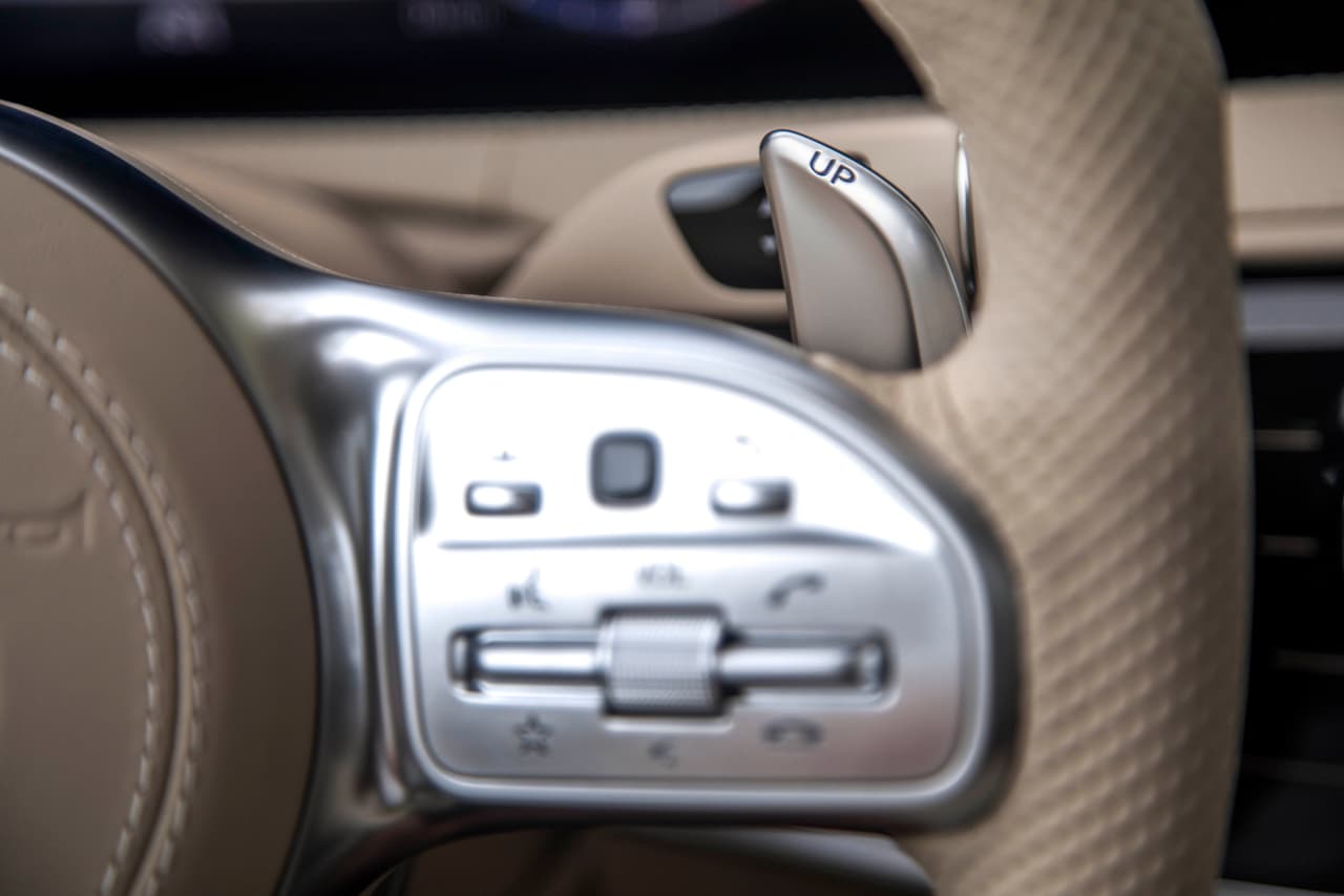 Los controles multifunción en el volantedel Mercedes-AMG 65 2018 cuentan ahora con superficies sensibles al tacto similares a las que debutaron en el volante de las nueva línea Clase- E de Mercedes-Benz.