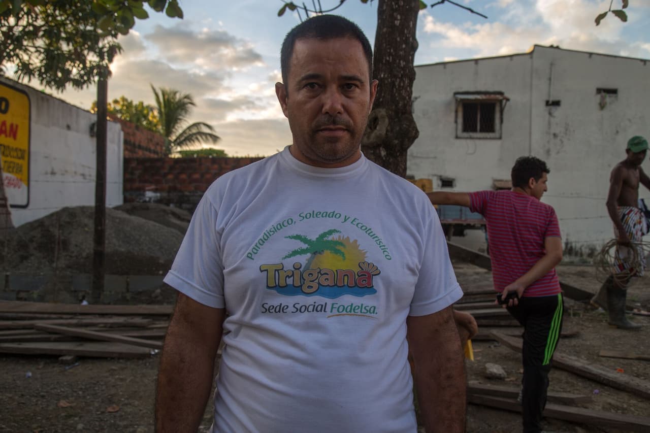 Nelson Martínez está decidido a llegar a Estados Unidos. La negativa contundente de la Cancillería colombiana para darle a los cubanos un salvoconducto que les permita cruzar hacia ese país, lo convenció de que continuará su ruta hacia el norte a través del camino del Darién, un pasaje selvático panameño plagado de peligros. Ya en otro intento anterior fue detenido y golpeado por guarda costas de las Bahamas. Por experiencias como esa, se siente envalentonado.
<br>