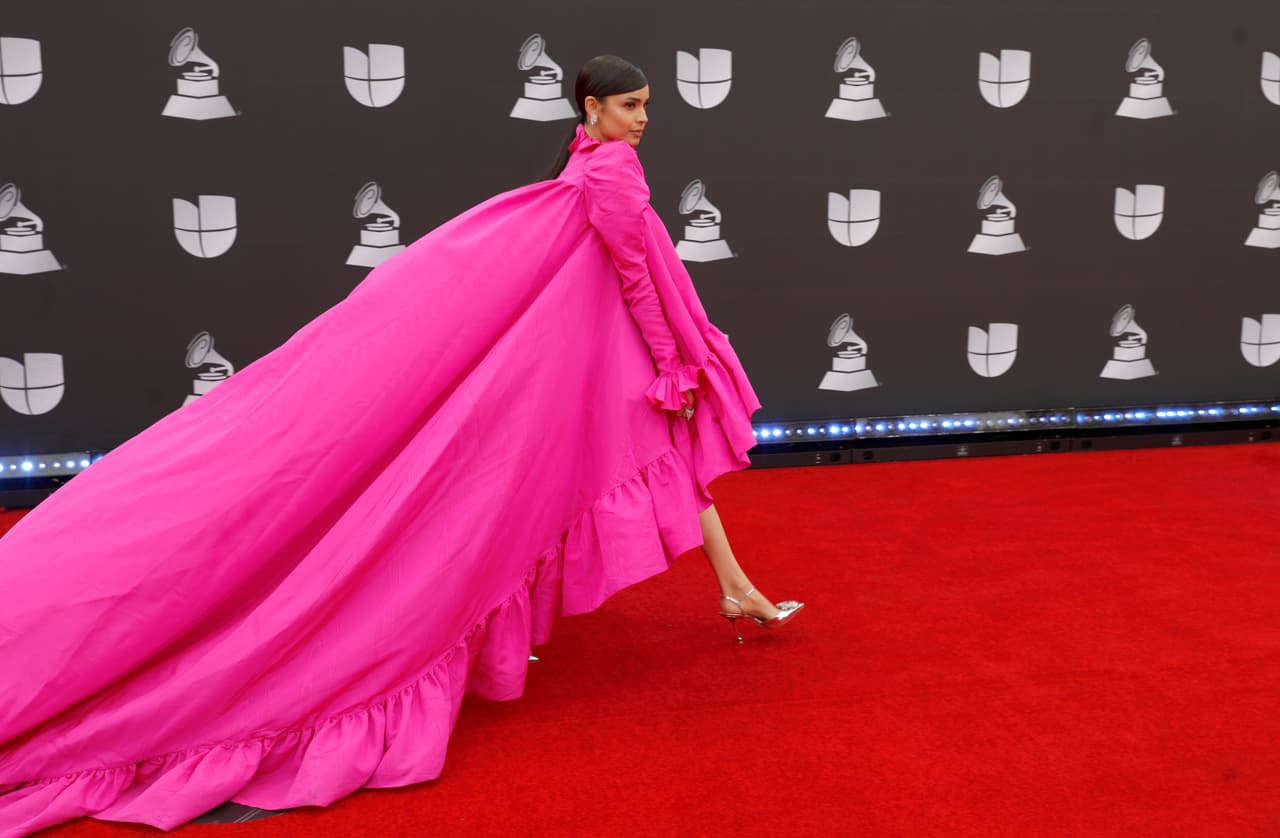 La famosa impactó con la enorme cauda de su vestido y espectaculares zapatos de tacón plateados.