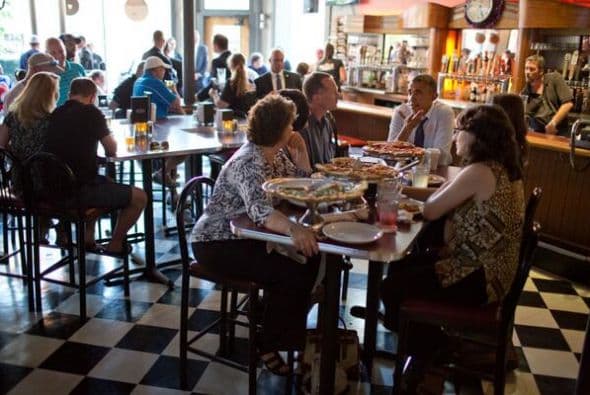 Obama comió pizza con las cinco personas en un céntrico restaurante de Denver. (Imagen tomada de Twitter).