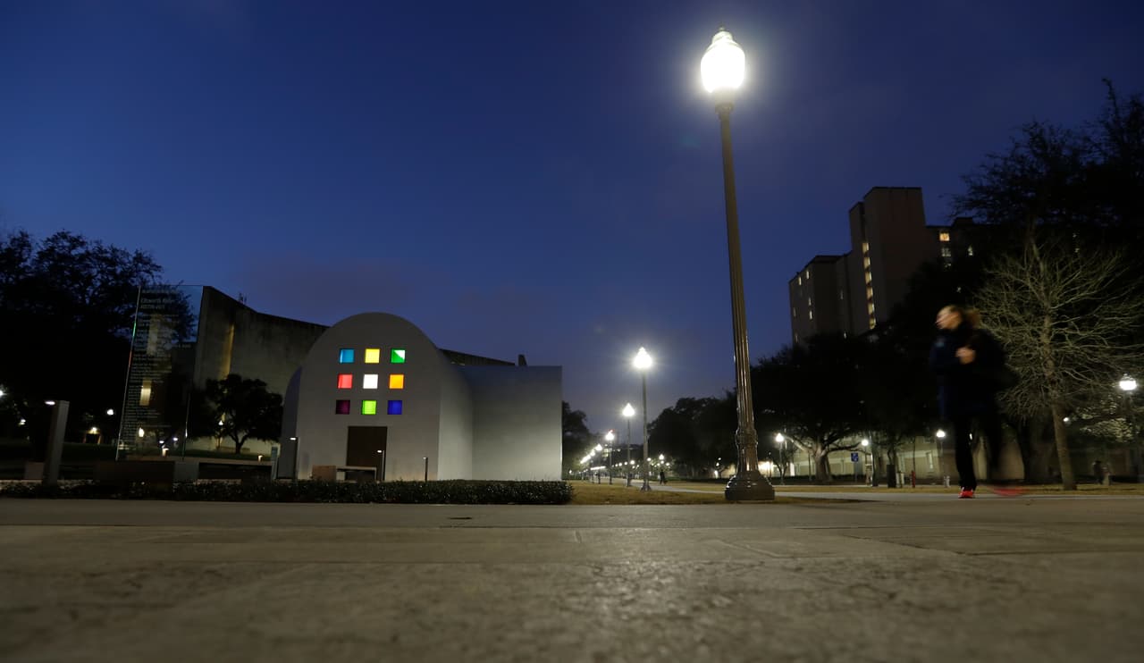 El edificio abre este 18 de febrero. Sus horarios son: de martes a viernes de 10:00 am a 5:00 pm, los sábados de 11:00 am a 5:00 pm y los domingos de 1:00 pm a 5:00 pm.