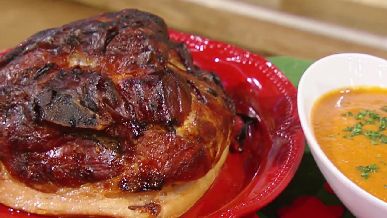 Así se prepara el pernil de cerdo con salsa de pimientos