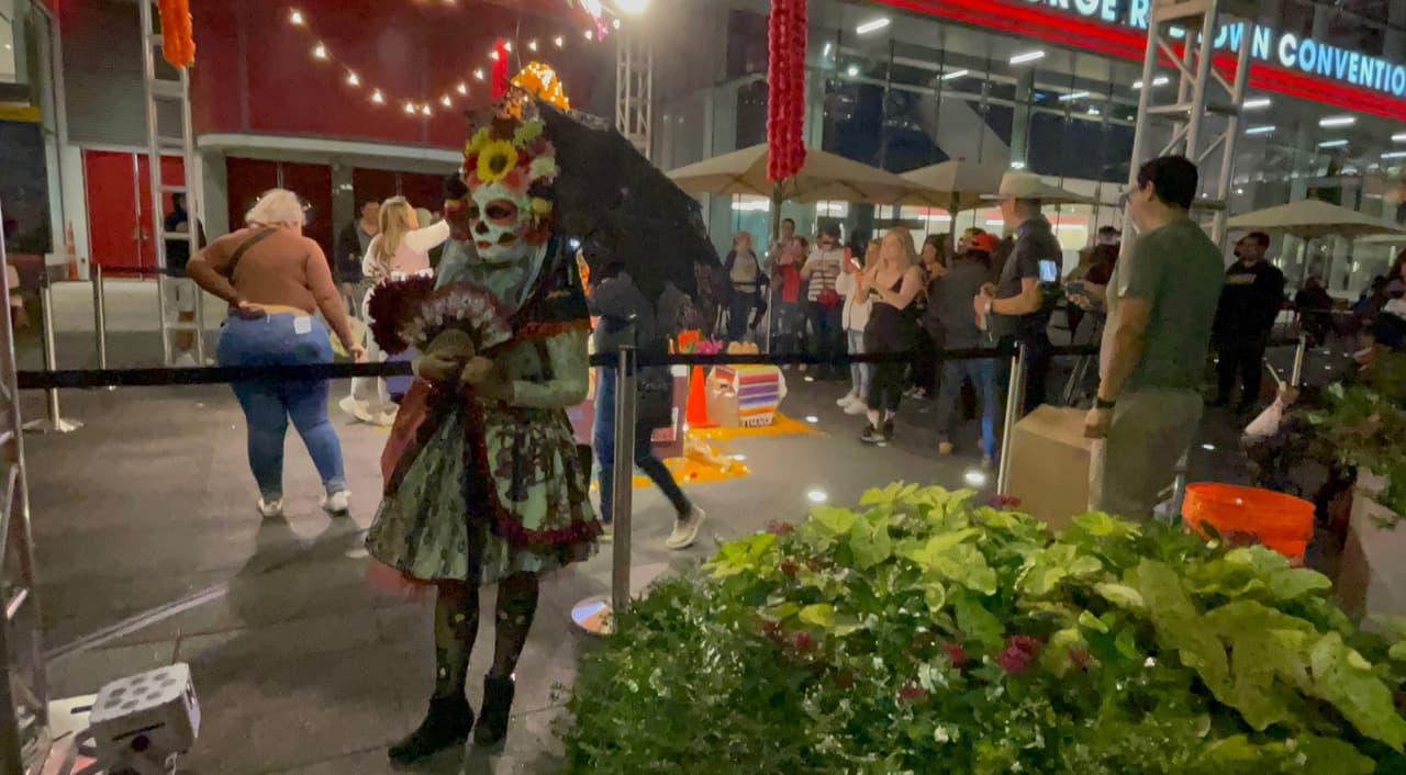 Este año Discovery Green festeja el Día de Muertos con catrinas y una ofrenda creada por Ángel Quesada.