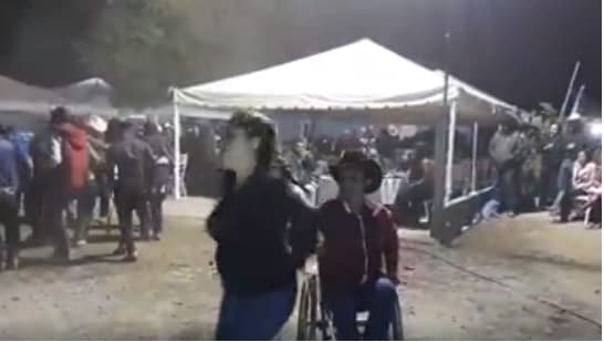 Cuando te gusta bailar, nada te quita las ganas y este hombre en silla de ruedas lo demuestra