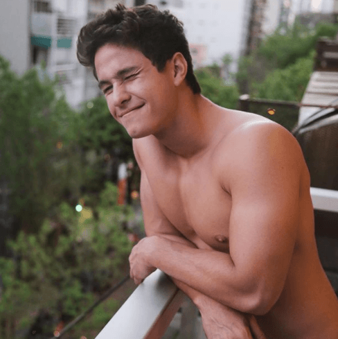 En Instagram siempre consiente a sus fans con atractivas fotos de él.