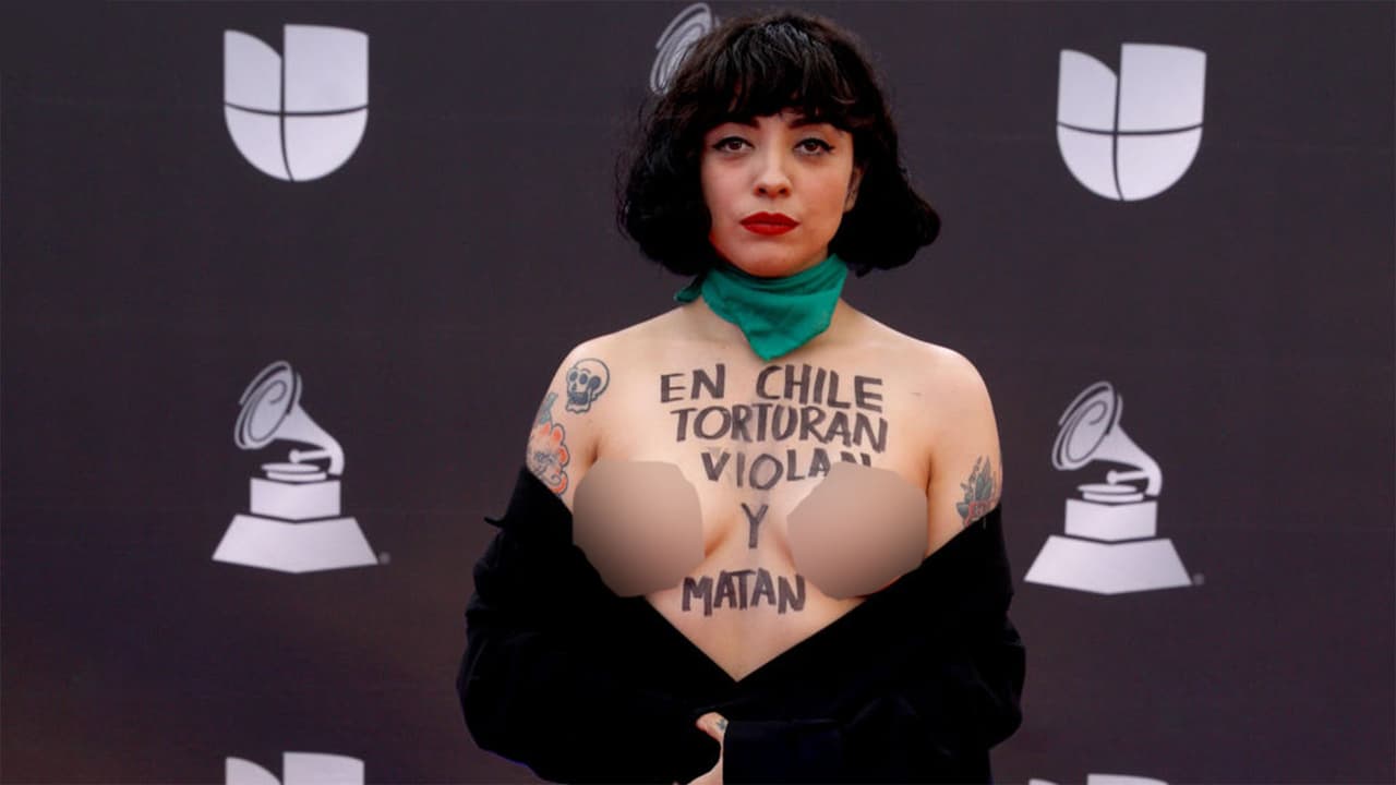 Desde la llegada de los artistas, los Latin GRAMMY hicieron historia. 
<b>Mon Laferte</b> mostró sus senos y protestó por todo lo que está sucediendo en Chile.
