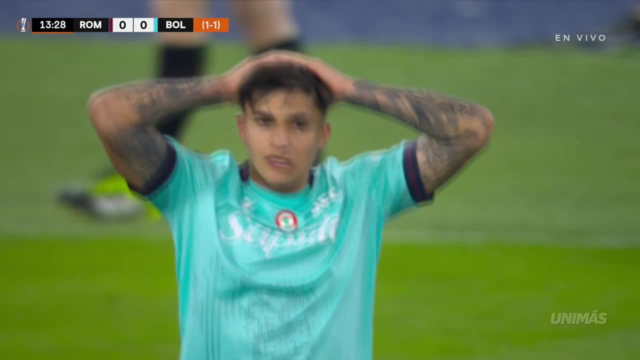 ¡Se salva la Roma! Castro la dispara y pasa por un costado de la portería