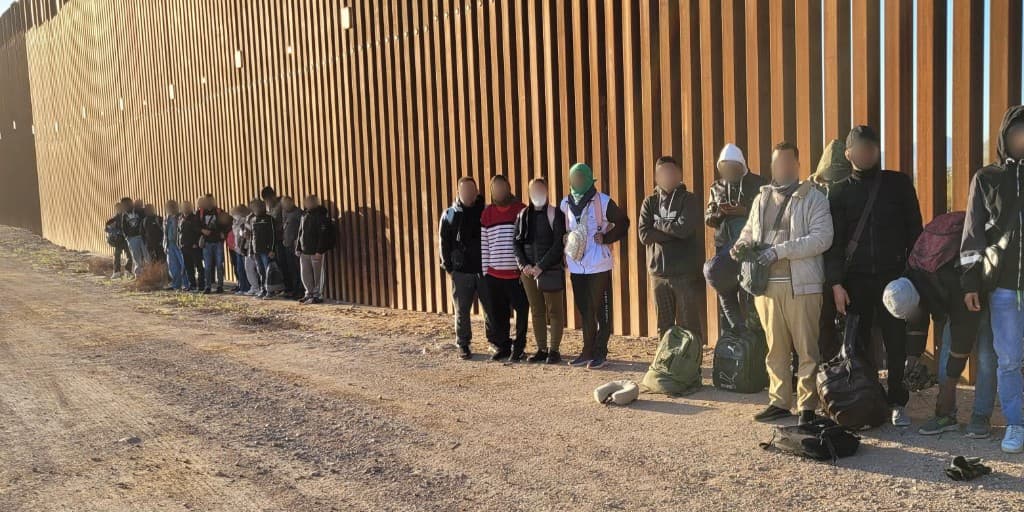 Agentes asignados a la estación de Ajo encontraron varios grupos grandes de migrantes cerca de la frontera, incluido un grupo de 200 personas al oeste de Lukeville, Arizona. Varios agentes respondieron y detuvieron a los migrantes de 13 países distintos.