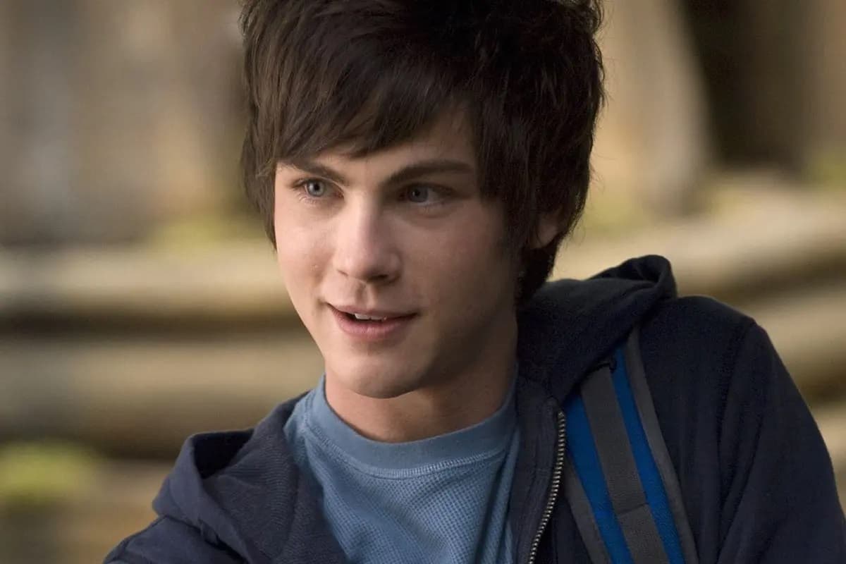 <b>Logan Lerman</b>
<br>Logan interpretó a Percy, el hijo del dios Poseidón, a quien se le acusa indebidamente de robar un rayo que pertenecía a Zeus. Esto hace que él emprenda una aventura con dos de sus amigos, para descubrir quién está detrás del robo.
