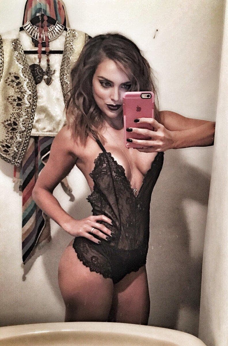 Es una mujer apasionada del ejercicio, no toma, no fuma, no se desvela, consume solo alimentos sanos y balanceados, con lo que ha logrado un cuerpo escultural del cual se siente orgullosa.