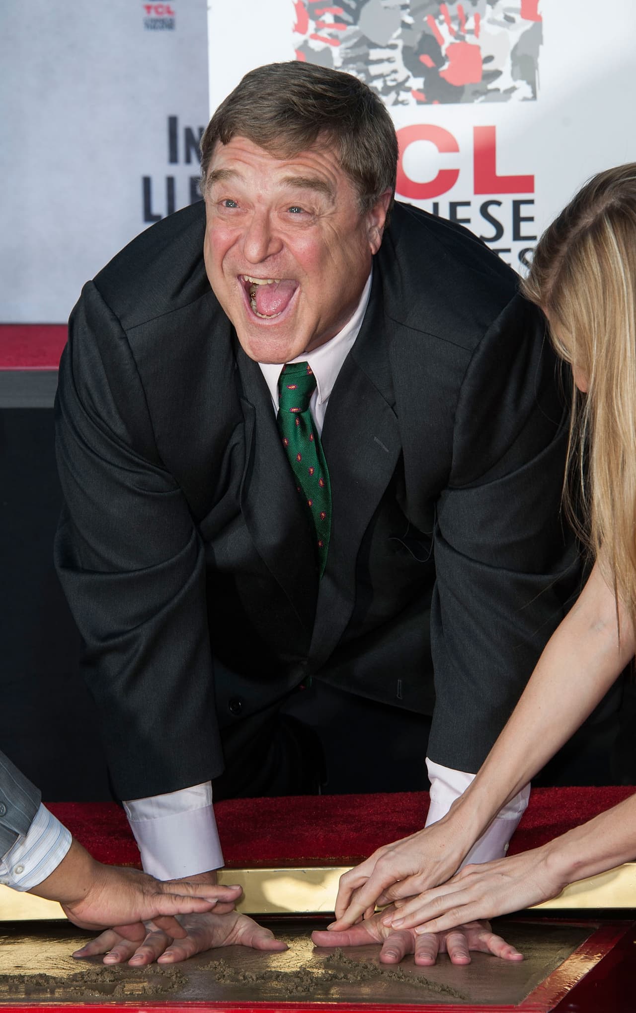 Imprimiendo sus huellas.