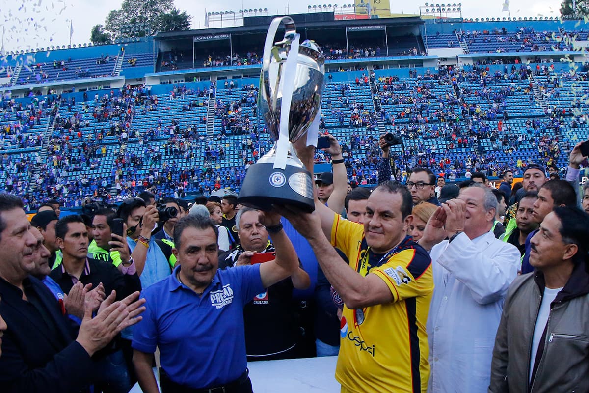 Exjugadores, dirigentes y aficionados compartieron este sábado en la despedida del Estadio Azul en un partido de leyendas del fútbol mexicano.