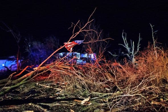 Dos personas perdieron la vida y sobre una veintena resultaron heridas luego del paso de fuertes tornados que tocaron tierra en los poblados de Rochelle y Fairdale a unas 80 millas al noroeste de Chicago la noche del jueves. Rescatistas continúan en la búsqueda de personas desaparecidas entre los escombros.