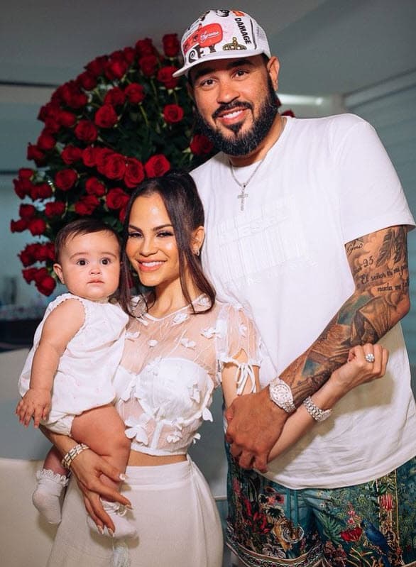 Esta Navidad será doblemente especial para Raphy Pina, pues será 
<b>la primera que pase junto a su hija Vida Isabelle</b>, además, porque estuvo a punto de ir a prisión.
<br>