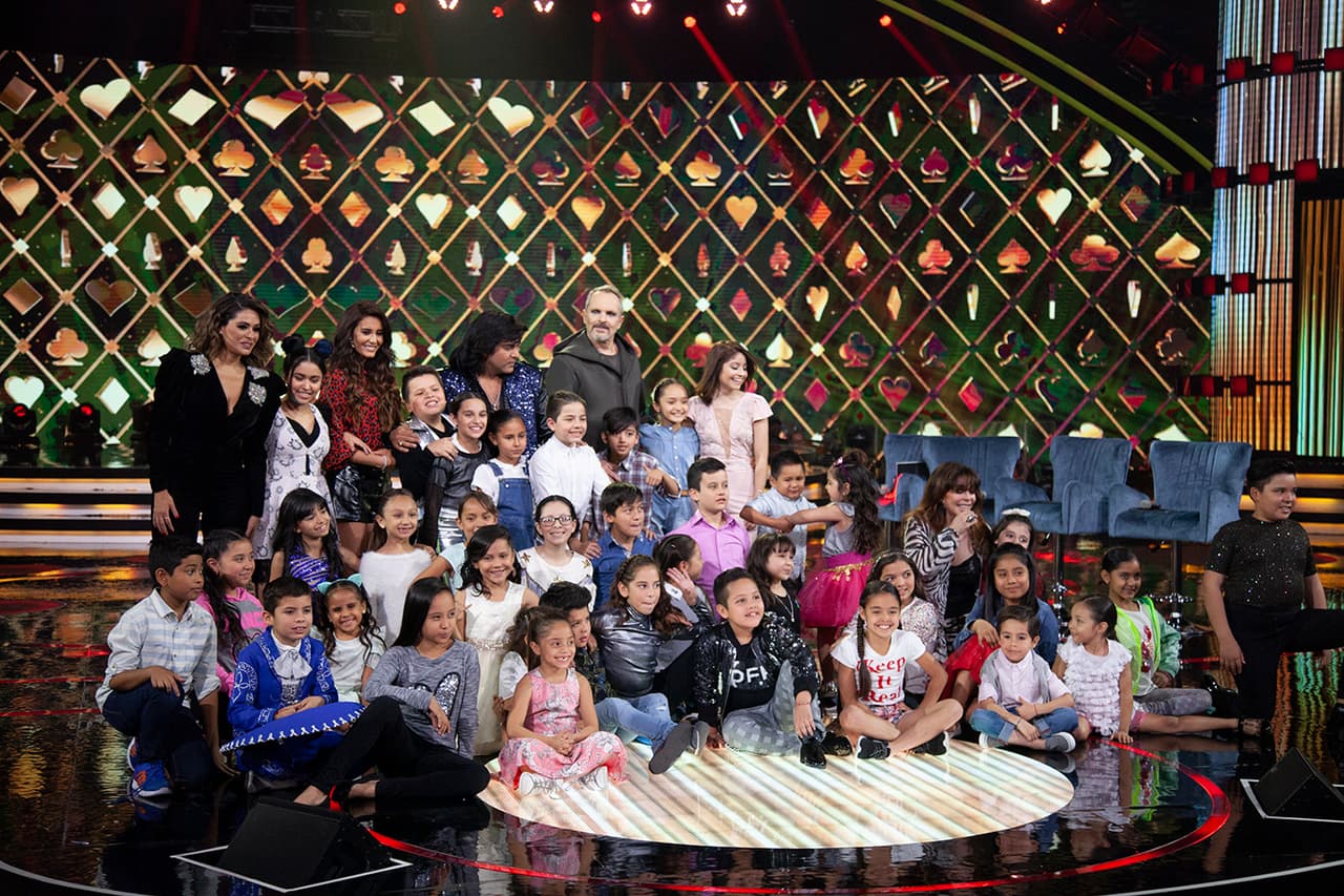 El único instante en el que Vero estuvo más lejos de su bolso fue cuando hicieron la fotografía final, en donde participaron todos los miembros del equipo que saldra en pantalla. Ella decidió sentarse en el piso, muy cerca de los niños pero también de la silla en la que se hallaba su accesorio, que tantas molestías le causó.