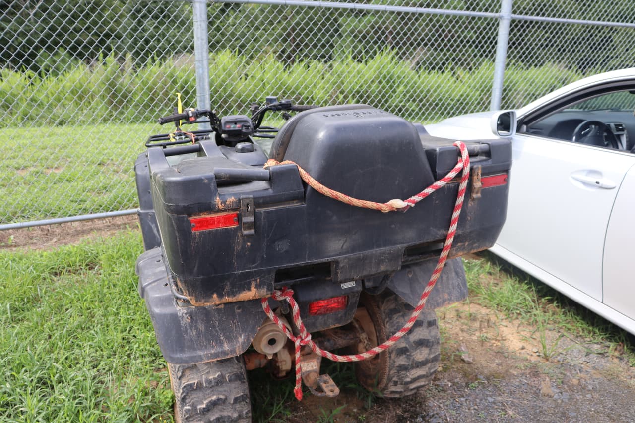 No solo quedaron vehículos grandes abandonados.