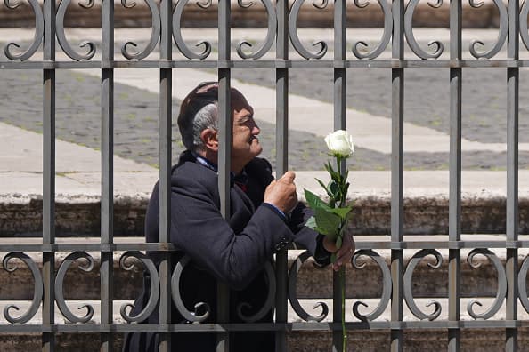 Una persona espera el paso del féretro del papa Francisco para darle la bienvenida en la Basílica de Santa María la Mayor.