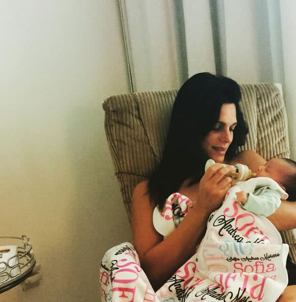 Barbie dando de comer a la bebé.