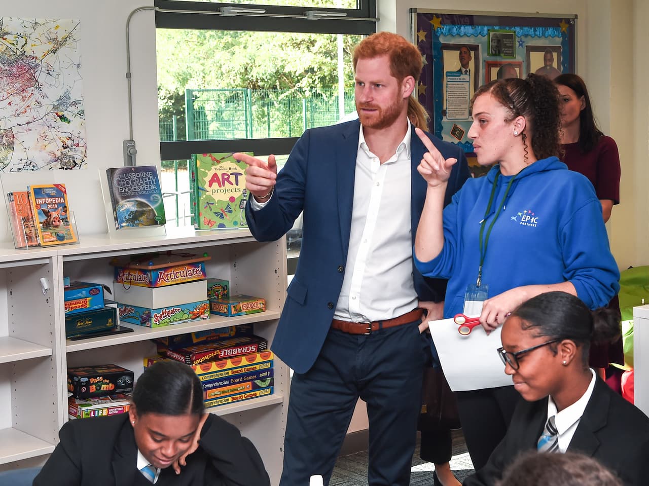 El príncipe Harry regresó a las aulas este jueves y hasta bromeó con algunos de los estudiantes con los que coincidió, de acuerdo con reportes del 
<b><a href="https://www.dailymail.co.uk/femail/article-7558317/Prince-Harry-looks-high-spirits-visits-school-Nottingham-World-Mental-Health-Day.html">Daily Mail</a></b> y la 
<b><a href="https://www.bbc.com/news/uk-england-nottinghamshire-50001335">BBC.</a></b>