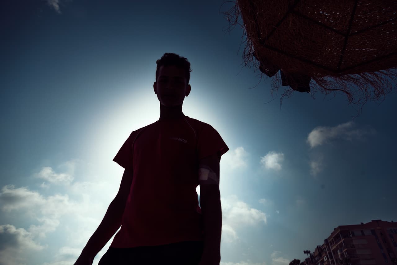 Ahmed tiene 17 años. Hace un año que llegó a Melilla desde Fes tras cruzar por uno de los pasos fronterizos como parte de una estampida. Hoy, él es uno de los casi 1,000 menores extranjeros no acompañados que se encuentran en Melilla.