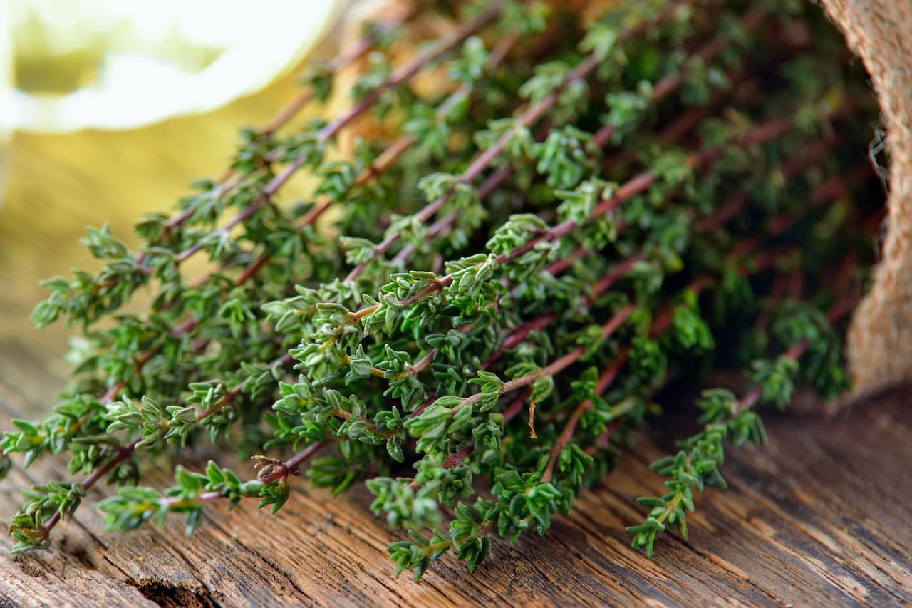 <b>Quema unas ramas de tomillo o romero.</b> Tras cocinar toma unas ramas de tomillo o de romero y quémalas un poco con el fin de que el humo se mezcle con los malos olores y los acabe eliminando.
