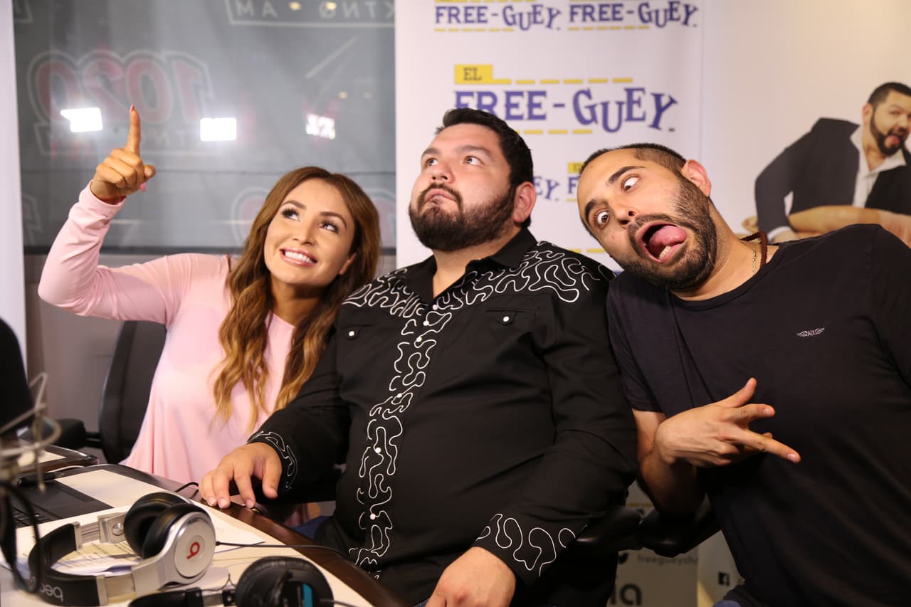 ¿Qué estaran viendo los compas del Free-guey show?