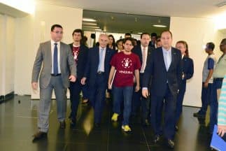 Un grupo de estudiantes venezolanos, junto a diputados de Brasil a quienes les pidieron que repudien la represión en Venezuela. Cortesía.