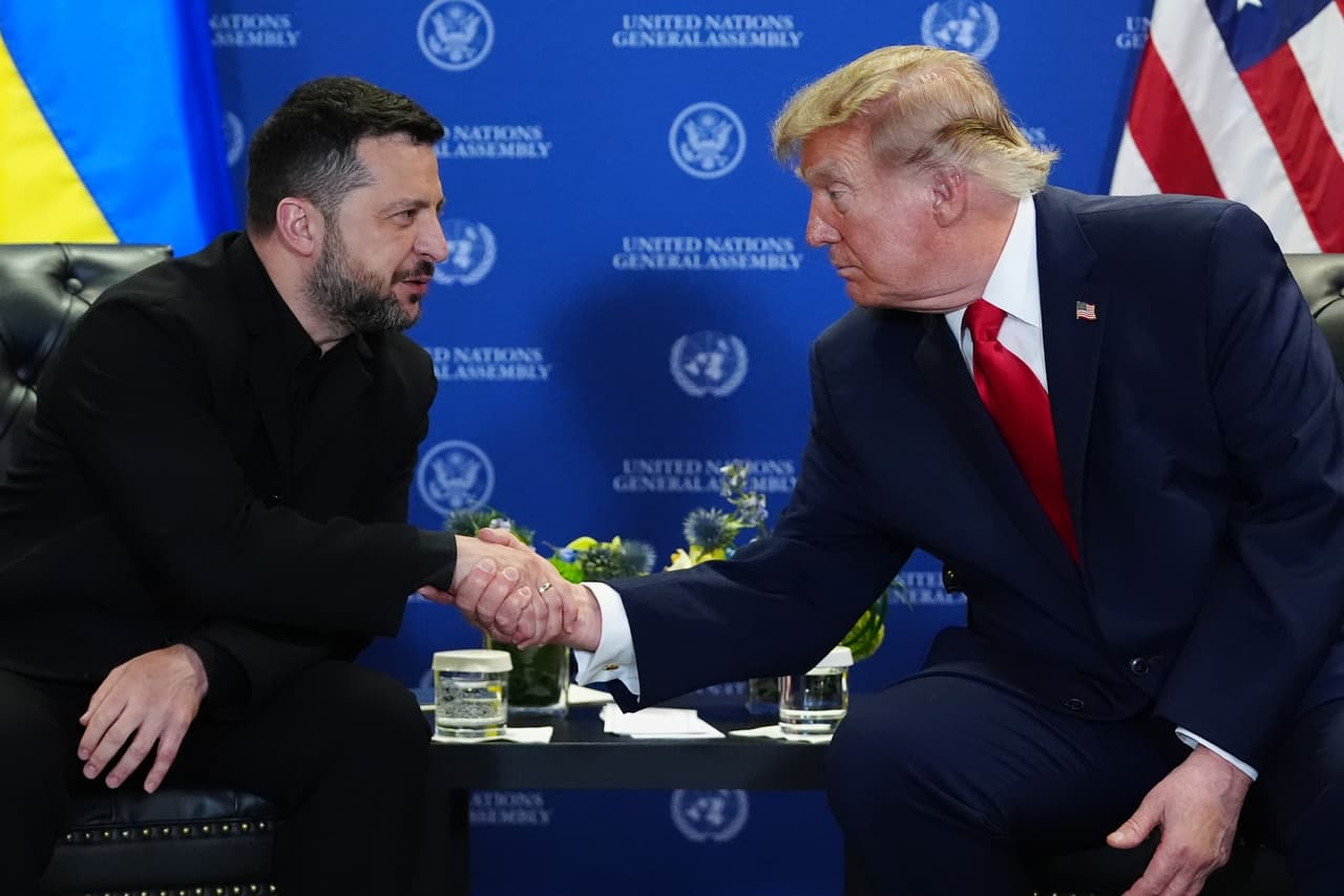 El presidente Donald Trump se reúne con el presidente de Ucrania, Volodymyr Zelenskyy, durante la Asamblea General de las Naciones Unidas, el martes 22 de septiembre de 2026, en la sede de la ONU. (Foto AP/Julia Demaree Nikhinson)
<br>