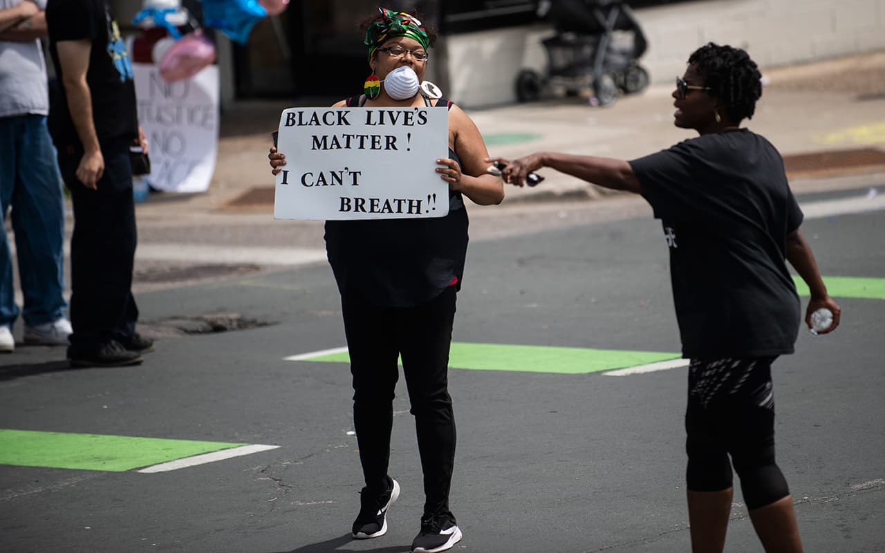 La alcaldesa prohibió salir de casa a la población desde las 9:00 pm locales.