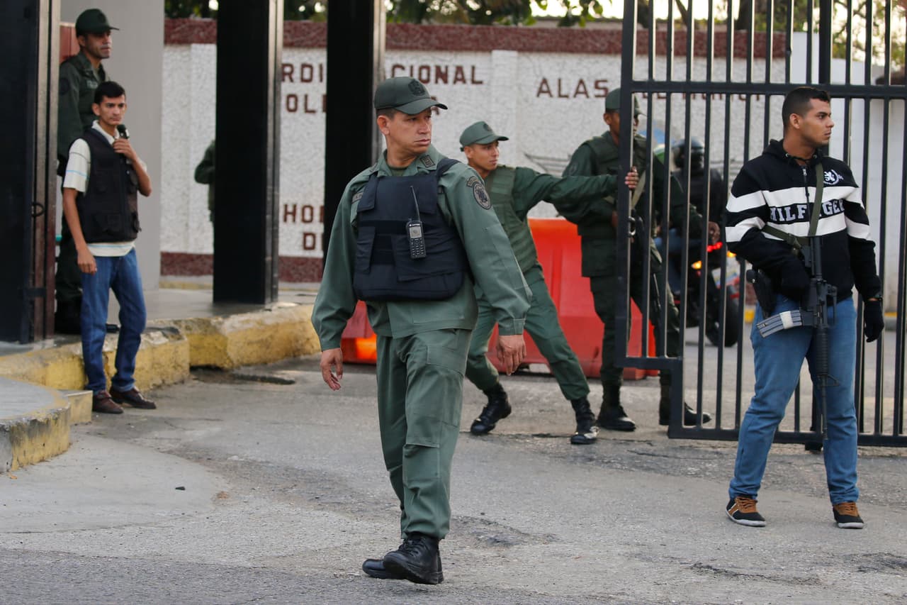 Soldados cierran la puerta principal de la base aérea "La Carlota", en Caracas.