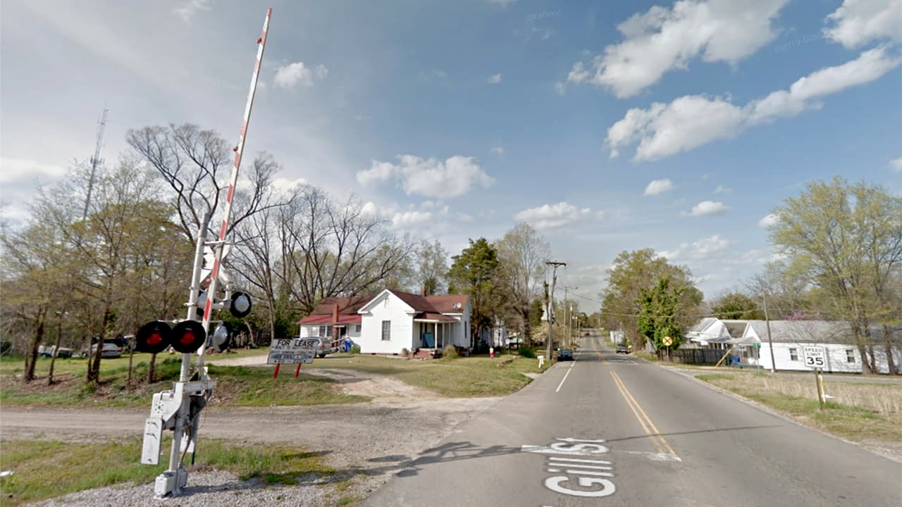 <b>Puesto 13. Laurinburg, Carolina del Norte.</b> En esta ciudad la tasa de pobreza es de 34% y la de desempleo es de 14.2%, y en ambas variables superan ampliamente la medida nacional. Tiene 15,253 habitantes y la mitad de los hogares del área ganan menos de 30,000 dólares al año (17% de los hogares ganan menos de 10,000).