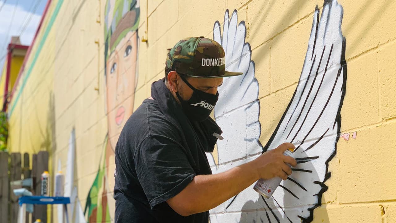 La obra fue creada por Alex Román, quien también pintó un mural de George Floyd en la ciudad texana.