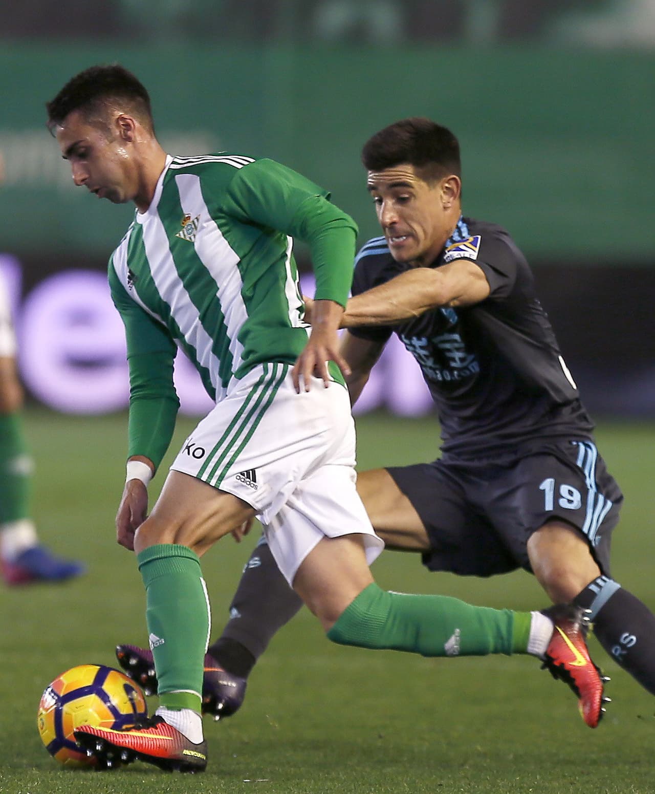 Otro de los duelos del partido lo protanogizaron Rafa Navarro (Betis) y Yuri (Real Sociedad)