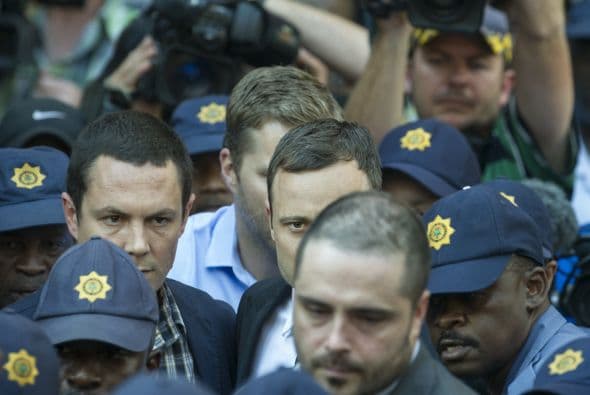 Momentos después el atleta salió del Tribunal fuertemente custodiado.