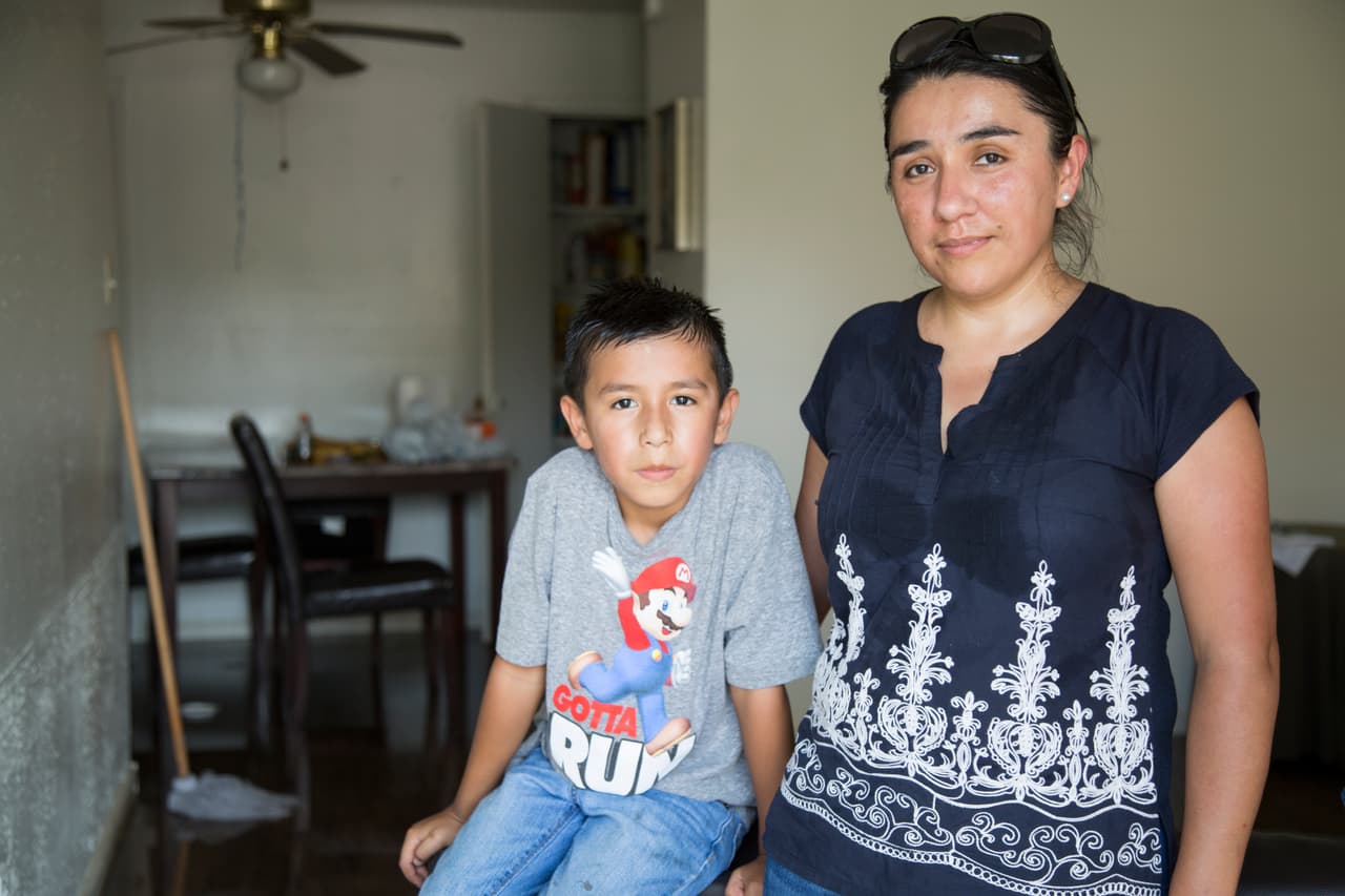 El apartamento de Erika Ortega y de su hijo de 7 años quedó sumergido bajo el agua. La joven madre regresó para recuperar al menos la ropa y los zapatos.