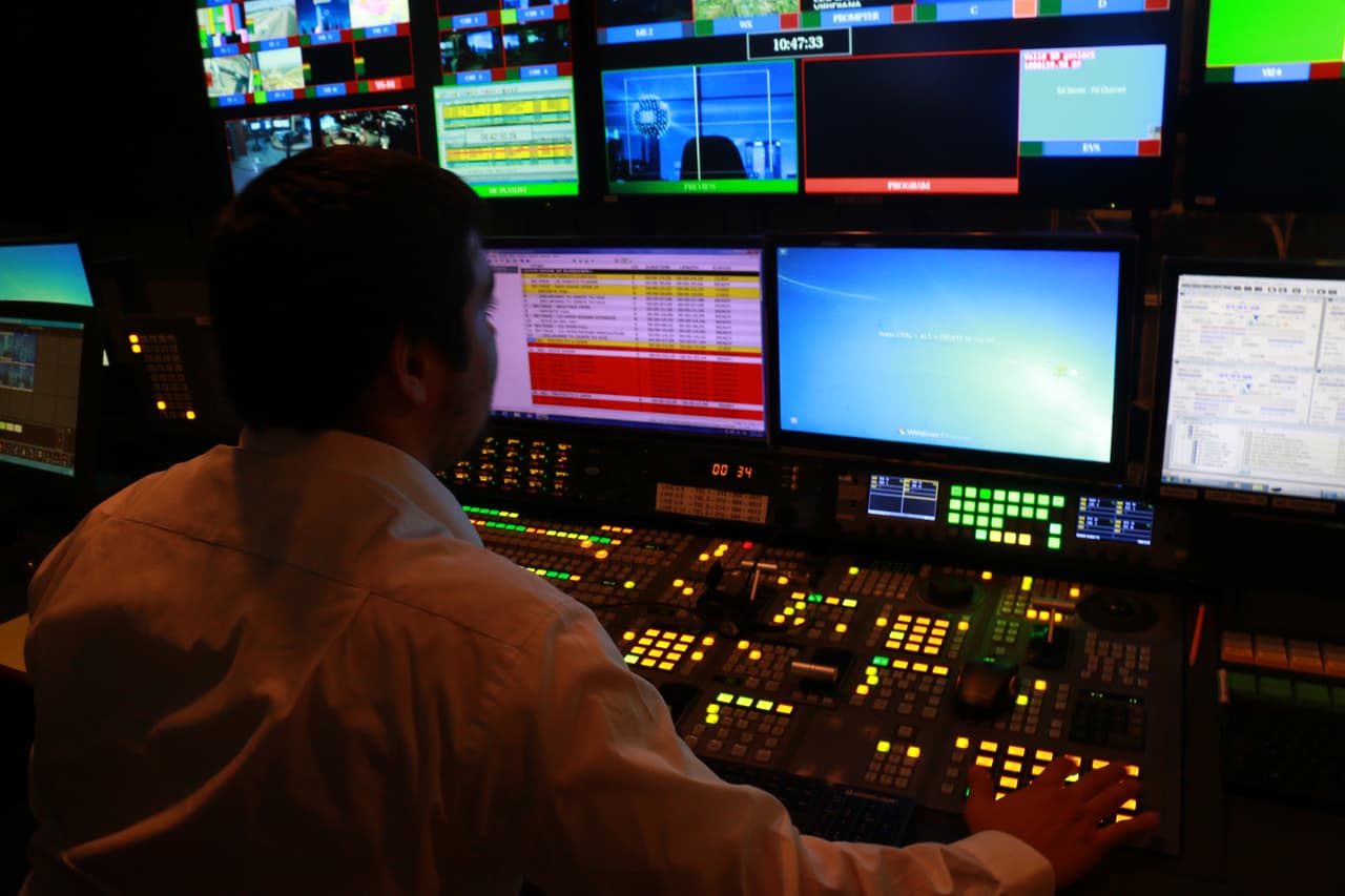 Alejandro Jiménez concentrado en su trabajo durante la grabación