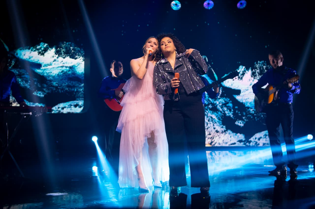 Mía Rubín y Lucerito Mijares cantaron el tema 'La Barca'.