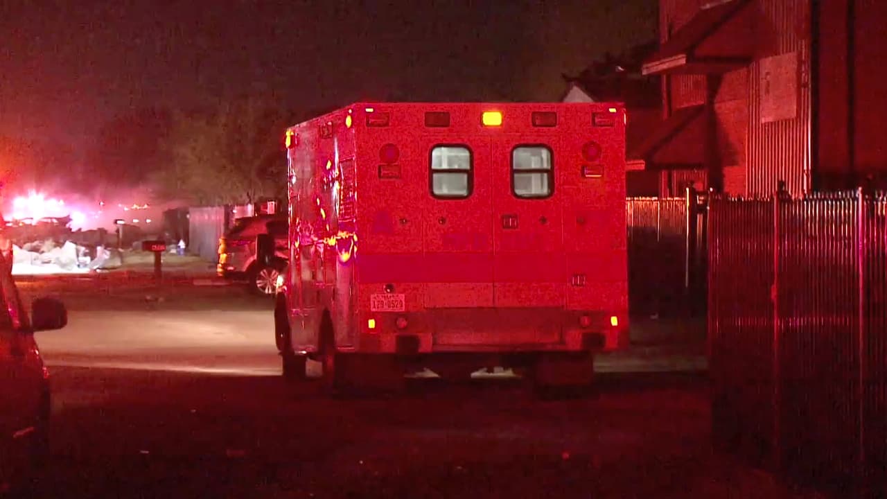 El Departamento de Bomberos de Houston confirmó que hospitalizaron a una persona, pero no se detalló cuál es su estado de salud.