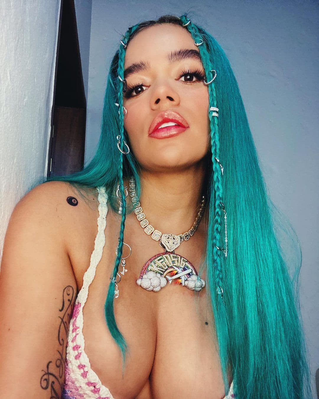 Karol G ha sabido invertir muy bien las ganancias generadas con su trabajo y puede darse cuantiosos lujos, como autos, joyas, residencias y departamentos, en Colombia y Miami, principalmente.