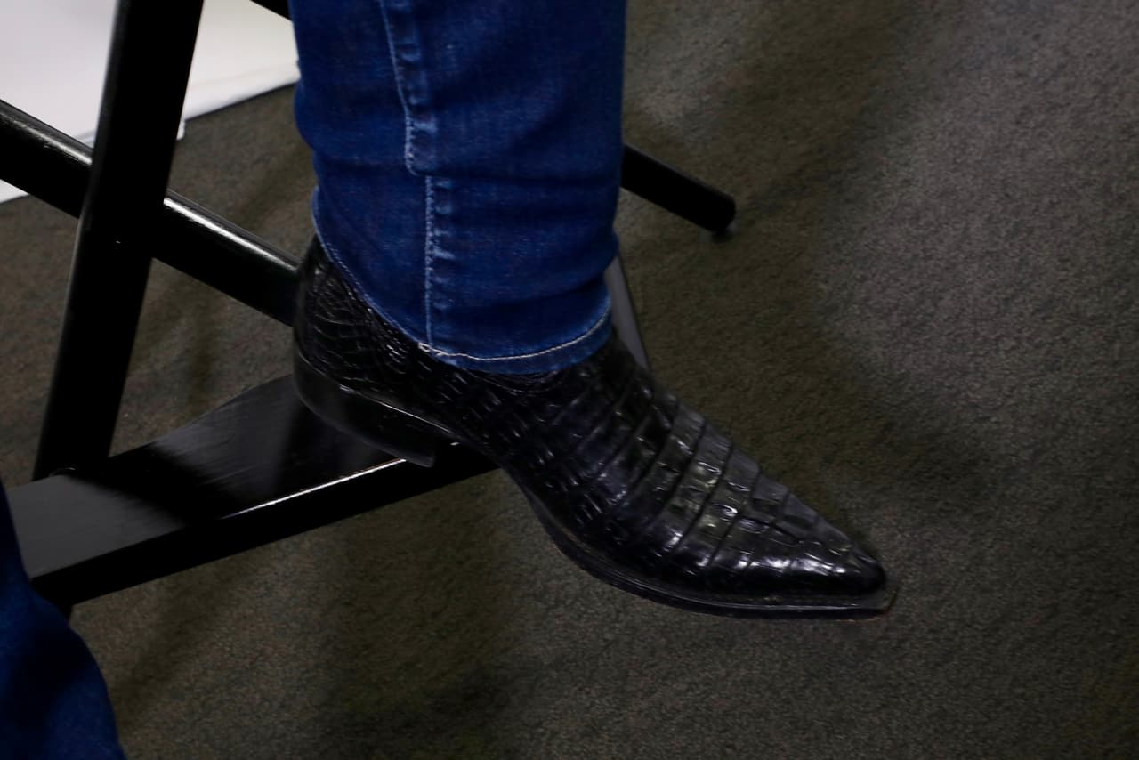 Por último, sus botas, aunque no son un amuleto, definitivamente son únicas, ya que están hechas con la piel de un burro y no muchos artistas pueden gozar de este lujo.