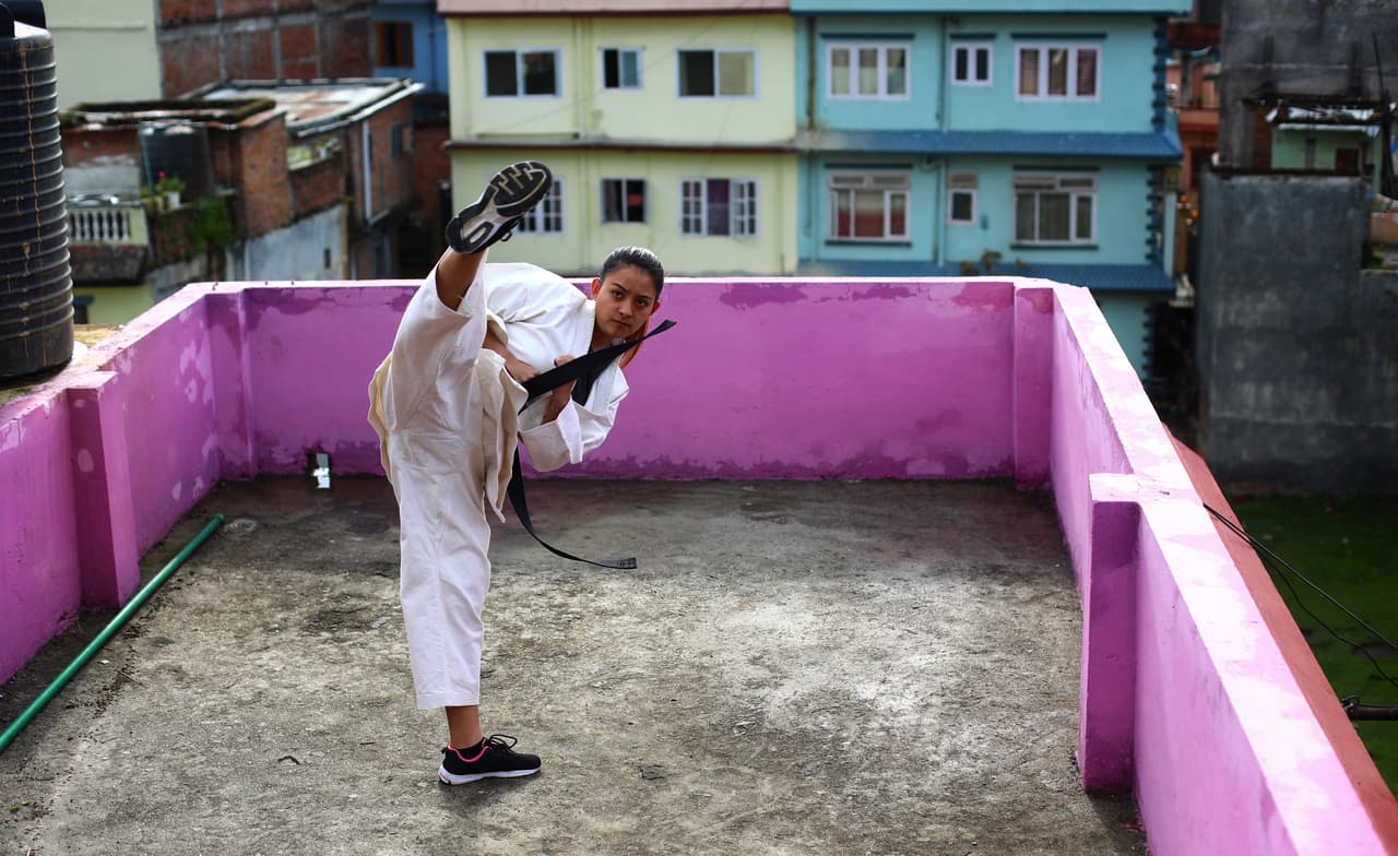 Pooja Gurung, karateka nepalí de alto nivel, realiza sus entrenamientos en la azotea de su residencia en Katmandú, Nepal. 7 de mayo.
<br>