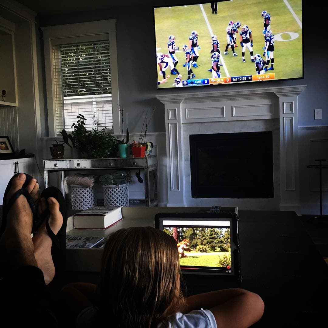 Jaime Camil desde la comodidad de su casa.