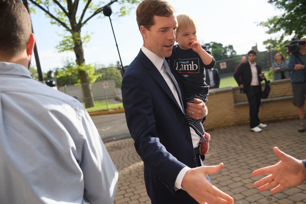 El candidato demócrata al Senado, el representante Conor Lamb (D-PA) llega a su lugar de votación con su esposa, Hayley (no aparece en la foto) y su hijo, Matthew, en la Escuela Intermedia Mellon el 17 de mayo de 2022 en Pittsburgh, Pensilvania.