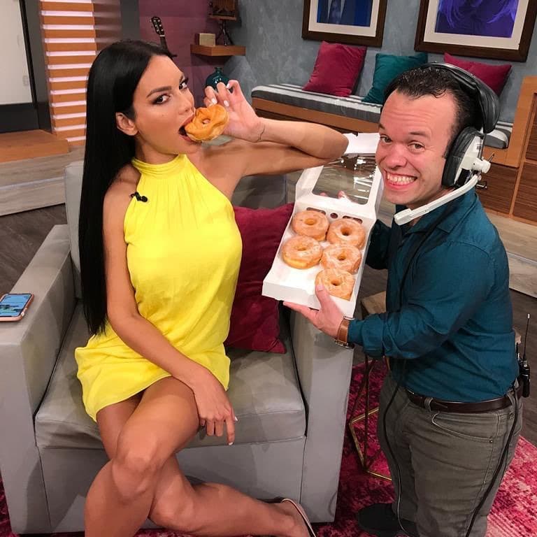 La vez que Zuleyka Rivera estuvo como presentadora invitada, Carlitos 'el productor' se portó muy amable y le invitó donas.