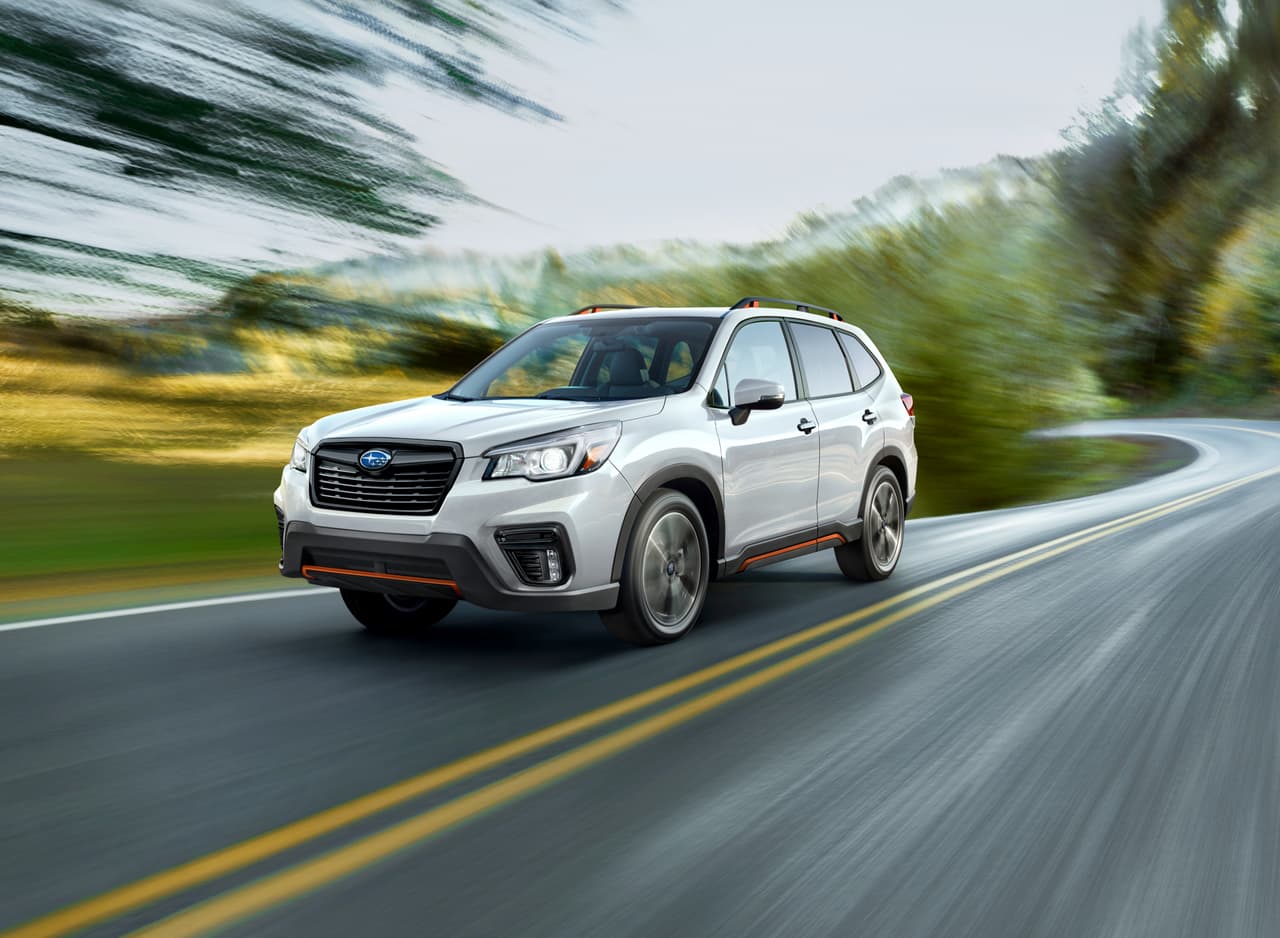 <b>La versión Sport </b>de la Subaru Forester 2019 (foto) agrega faros antiniebla LED, luces intermitentes en los espejos retrovisores, alerón trasero y una combinación exclusiva para los interiores (vestiduras grises y costuras naranjas).