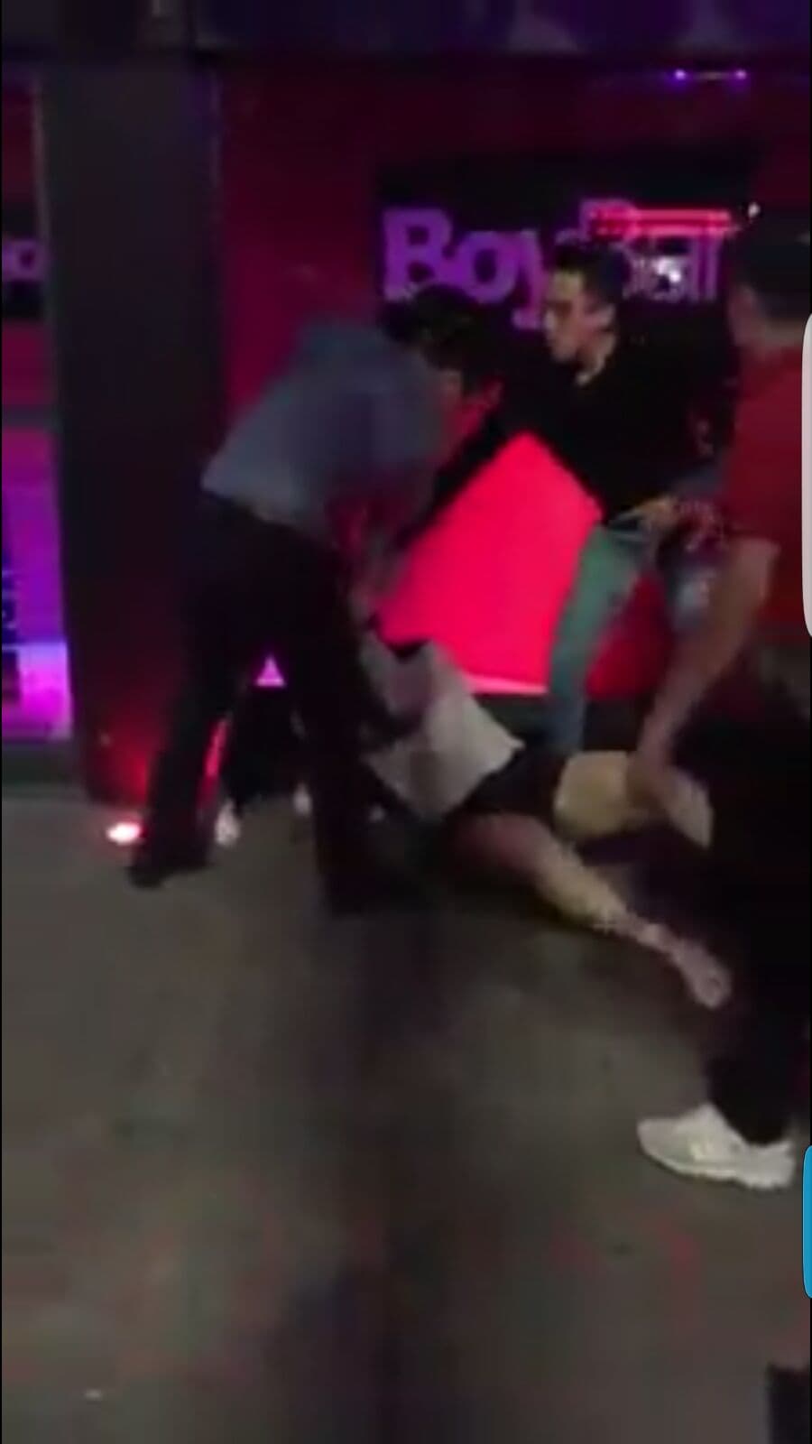 Al salir del bar, la joven continuó el pleito y otra persona de playera roja la golpeó y azotó contra el piso en varias ocasiones.