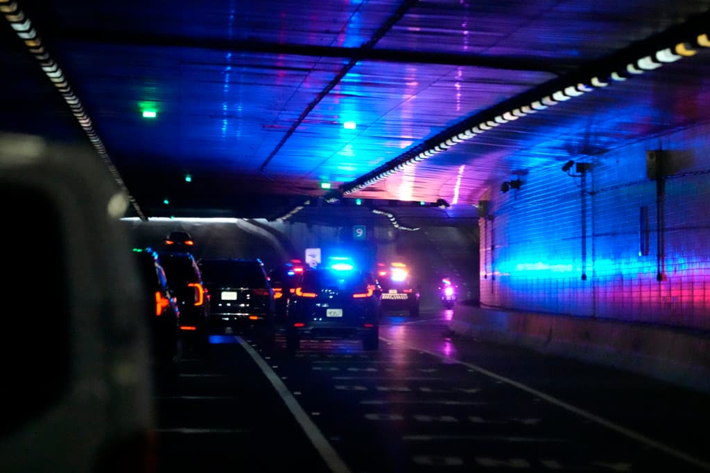 La caravana condujo a través de un túnel mientras se dirigía al Palacio de Justicia Federal de EEUU E. Barrett Prettyman.