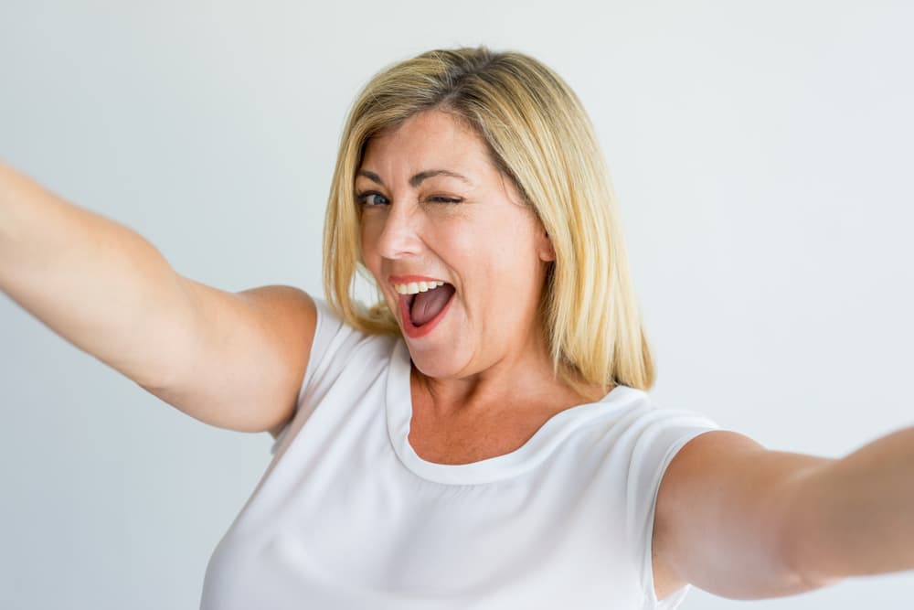 No te irrites por lo que no puedes resolver porque terminarías complicándote innecesariamente la vida. Si estás solo o sola no te sentirás fuera de lugar porque la riqueza de tu mundo interior será tan grande que te bastarán para ser muy feliz con lo que ahora tienes, y que será mejor en el próximo año 2019.