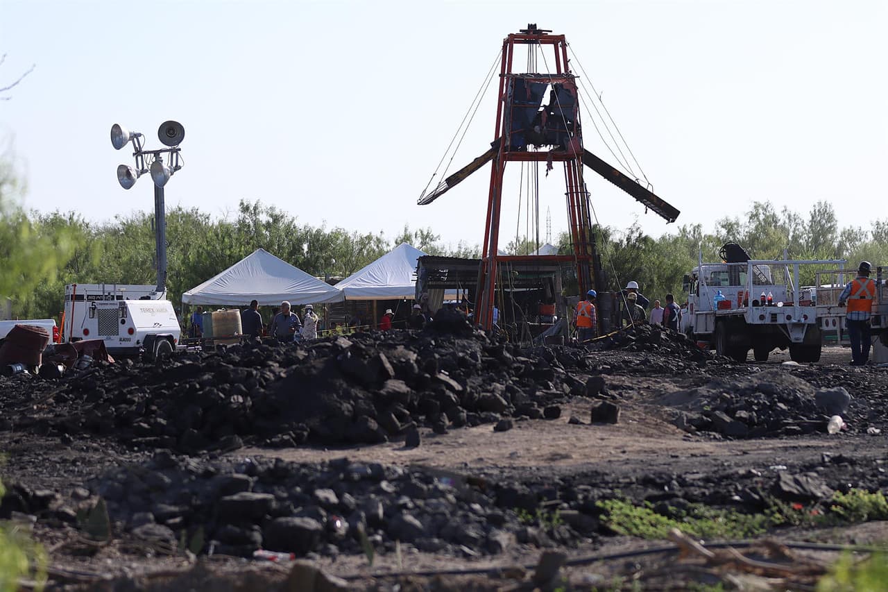 Más de 33 horas atrapados en la mina: rescatistas trabajan sin descanso para sacar a los 10 mineros