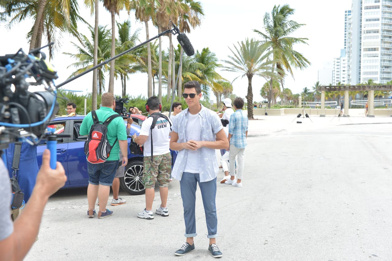 Te llevamos detrás de cámaras en la grabación del video 'Bailando'. Aaron, Chris, Zabdiel, Alan y Micke se divirtieron de lo lindo con las chicas.